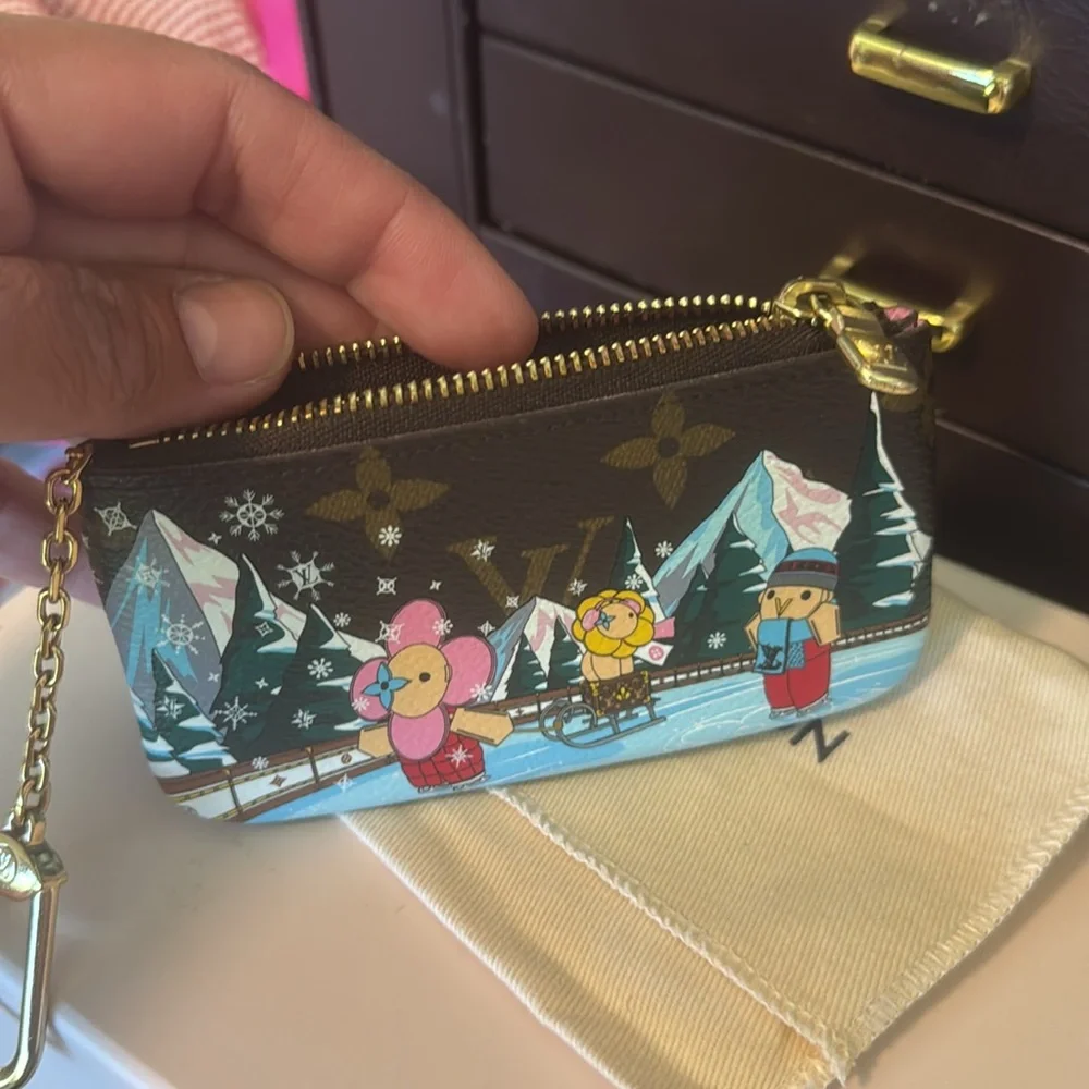 NEW! 2023 Christmas Animation Alpine Pink Key pouch! - Picture 12 of 15